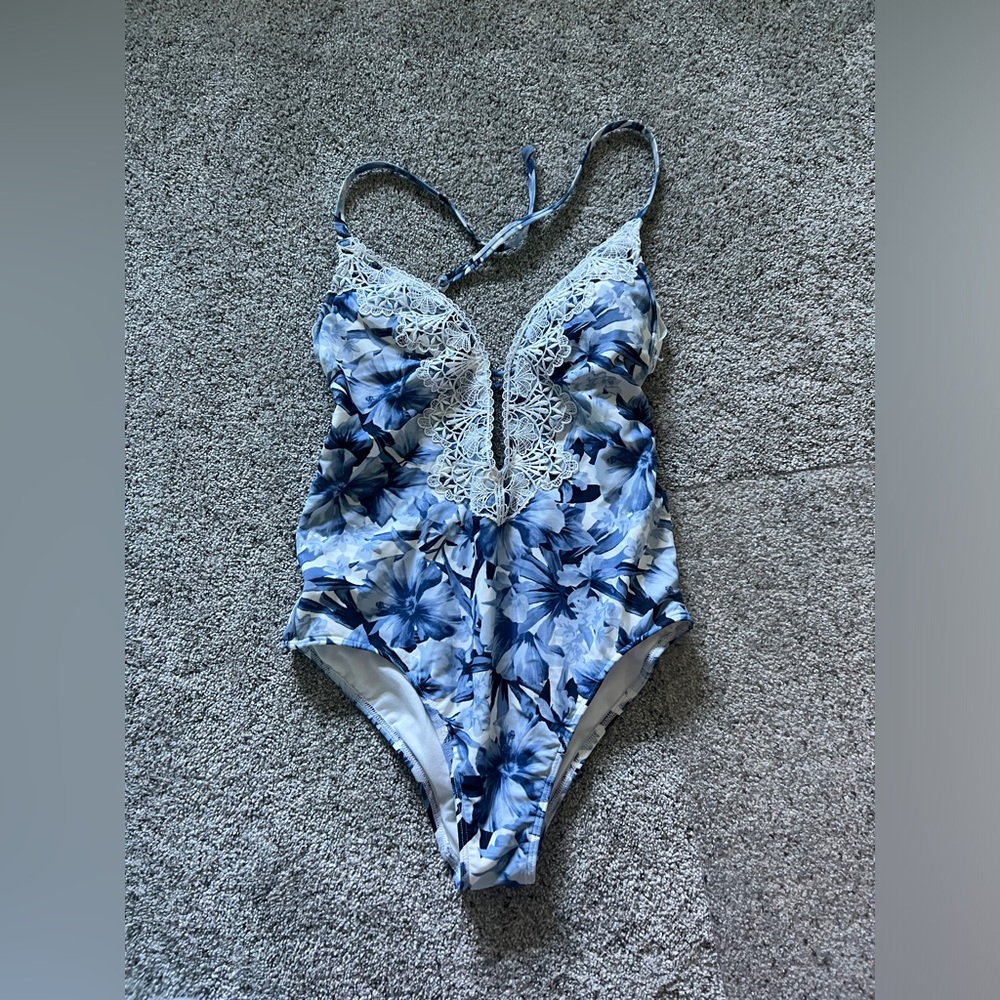 Hollister Super cute One piece halter